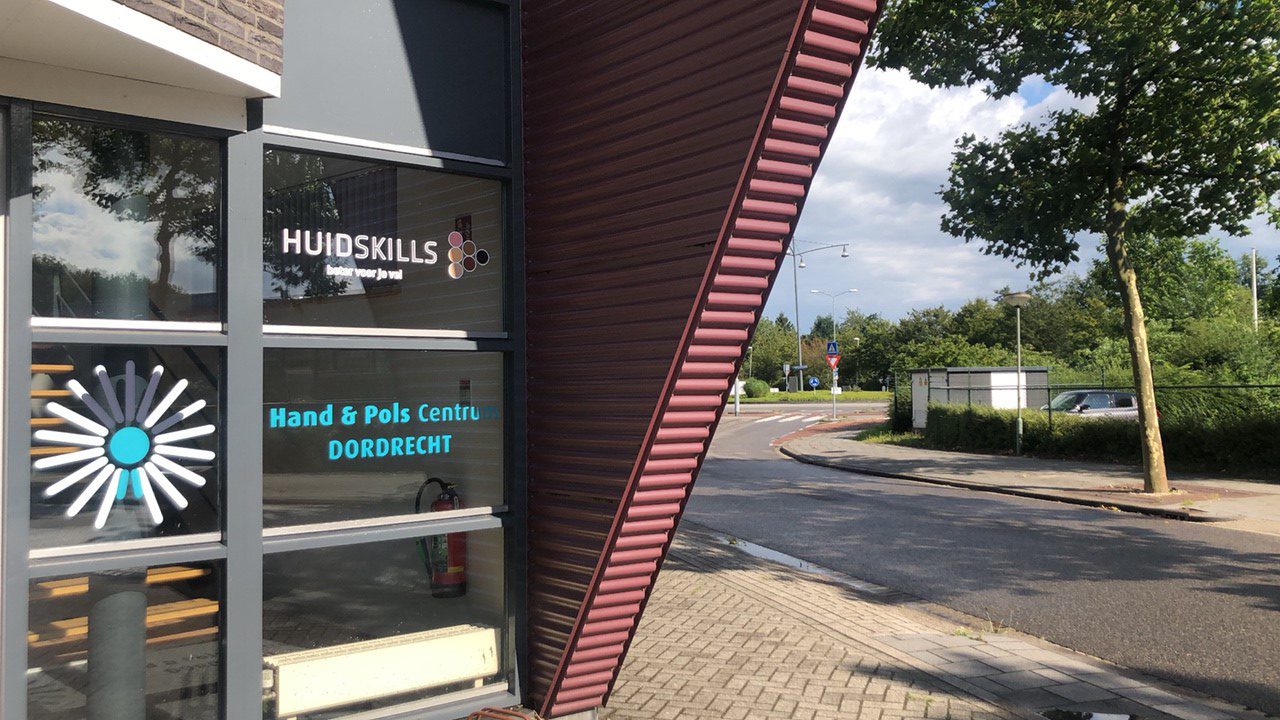 Pand van Huidskills huidkliniek in regio Dordrecht, gevestigd in het pand van Hand en Pols Centrum